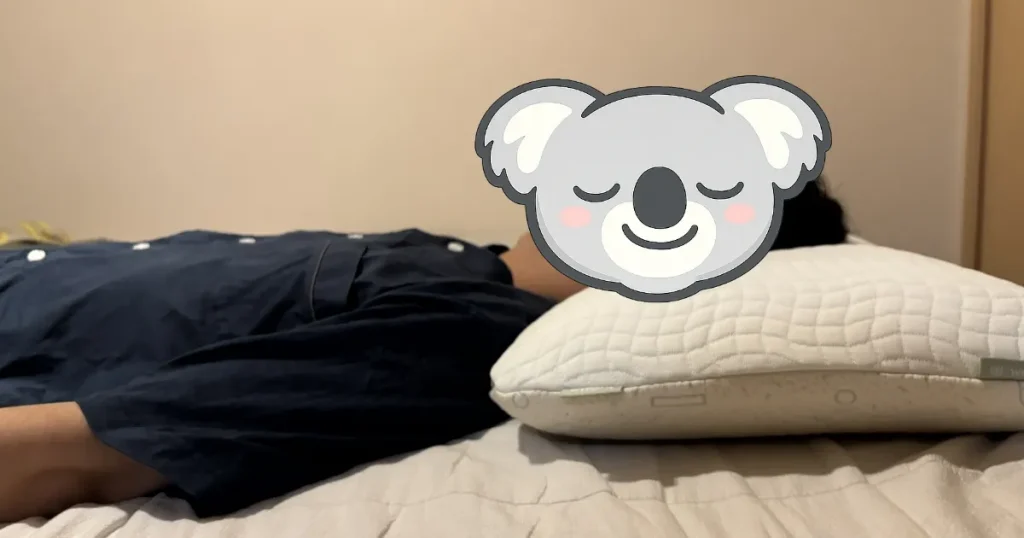 コアラピローに仰向けで寝ている様子