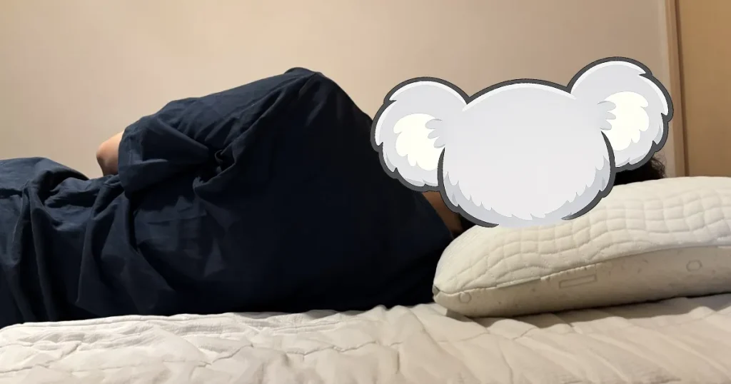 コアラピローに横向きで寝ている様子